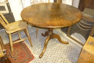 Round Victorian tilt topped oak table