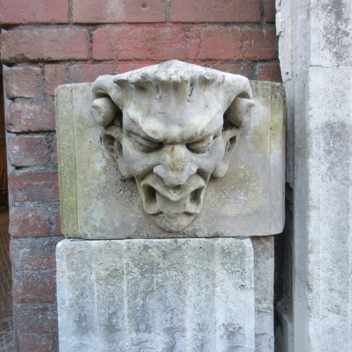 Composition Gargoyle